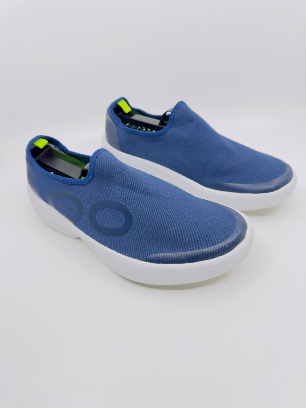 OOFOS OOmg Eezee Low shoes in navy blue.SZ 8